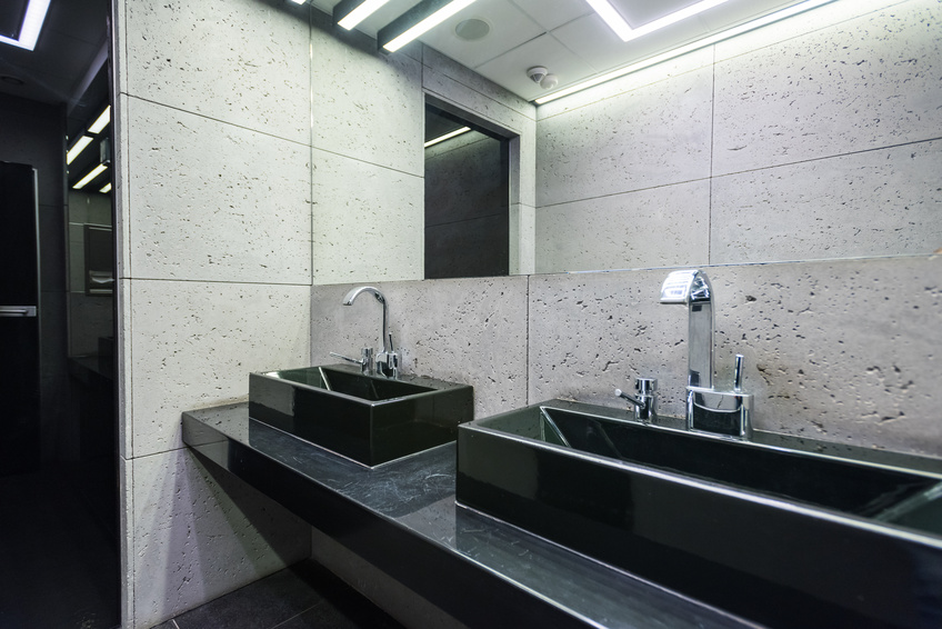 Некоторым людям нравится естественная красота бетонных стен, которые они хотели бы заполнить всю ванную комнату