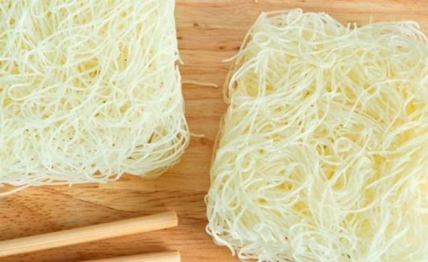The noodles themselves are harmless, you just need to choose   suitable recipe   sauce or dressing for funchozy, which can be done by hand