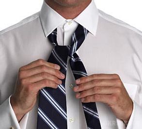 1) Наденьте галстук на шею так, чтобы широкий конец был сантиметров на 30 длиннее, чем узкий
